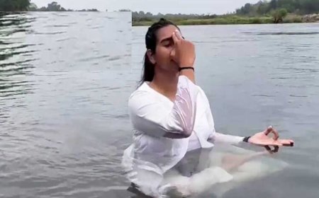 योग एक्सपर्ट श्वेता ने किया एक्वा योग, बताया सामान्य और पानी में योगाभ्यास में क्या अंतर