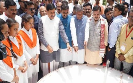 मुख्यमंत्री ने शंकु यंत्र पर परछाई परिचालन व्यवस्था में शून्य होती परछाई को देखा और उपस्थित सभी को सूर्य परिचालन समझाया