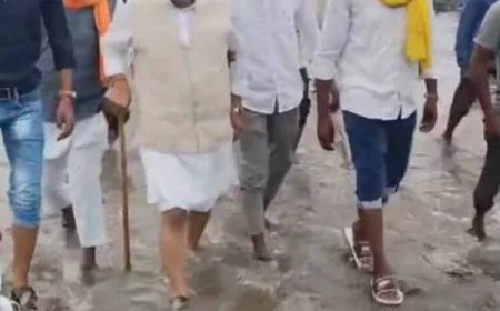 सीएम के आदेश ने फंसा दिया मंत्री को, कीचड़ में पैदल चलने की नौबत