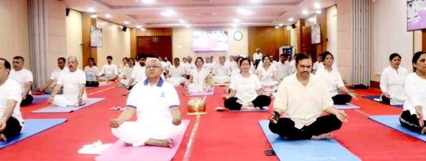 राज्यपाल मंगुभाई पटेल के नेतृत्व में राजभवन में हुआ सामूहिक योगाभ्यास