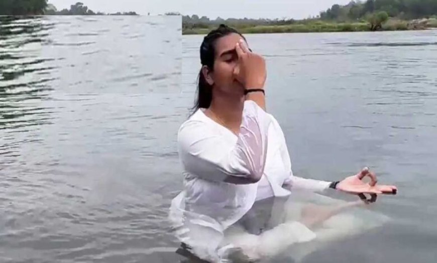 योग एक्सपर्ट श्वेता ने किया एक्वा योग, बताया सामान्य और पानी में योगाभ्यास में क्या अंतर