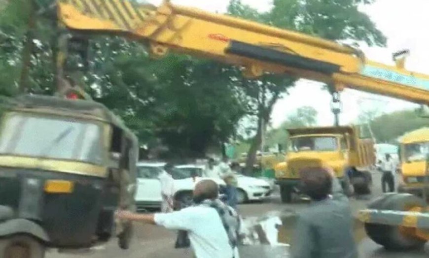 भोपाल सड़कों पर सालों से खड़े कंडम वाहन किए जब्त, अवैध तरीके से खड़ी लग्जरी गाड़ियां क्रेन से खींची