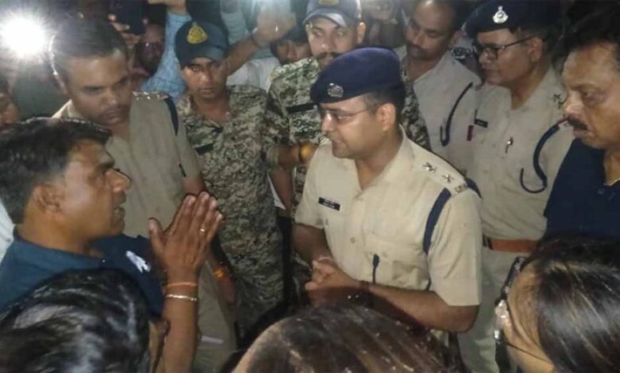 शिक्षक की हत्या से आक्रोशित ग्रामीणों ने किया सड़क जाम, आरोपियों पर बुलडोजर की मांग