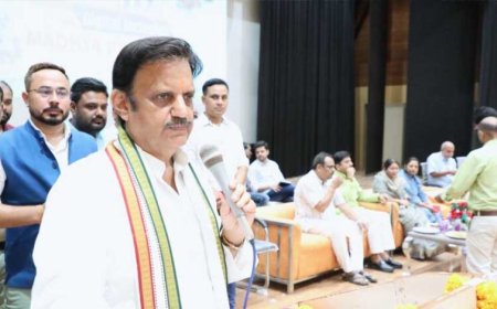 शासन की योजनाओं का लाभ दिलाने में महत्वपूर्ण भूमिका निभा रहे हैं कामन सर्विस सेंटर : उप मुख्यमंत्री शुक्ल
