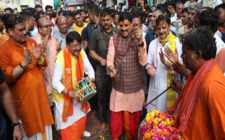 पालकी में भगवान चन्द्रमोलेश्वर व मनमहेश हाथी पर विराजित होकर भक्तों का कुशल-क्षेम लेने उज्जैन नगर भ्रमण पर निकले