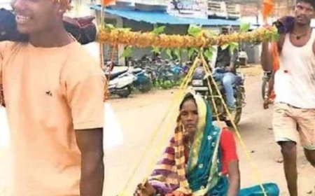 कलियुग का श्रवण कुमार: खाट पर माता-पिता को बैठाकर 20 किमी पैदल चला भक्त बेटा
