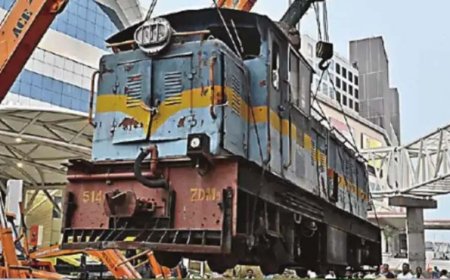 30 साल सेवा के बाद रिटायर हुआ ट्रेन का इंजन! रानी कमलापति स्टेशन पर सजा गौरवशाली इतिहास