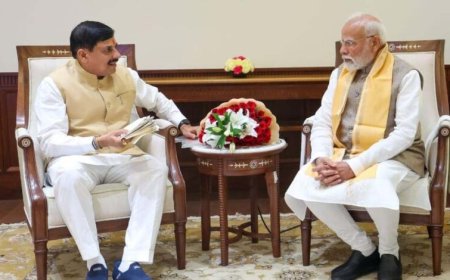 सीएम मोहन ने पीएम मोदी को सौंपा 18 महीने का रिपोर्ट कार्ड