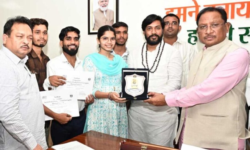 रायपुर : मुख्यमंत्री श्री विष्णुदेव साय से पंथी नृत्य दल ने की सौजन्य मुलाकात