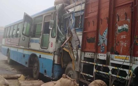 देवास में ट्रक और टूरिस्ट बस की भीषण टक्कर, 30 से ज्यादा यात्री घायल