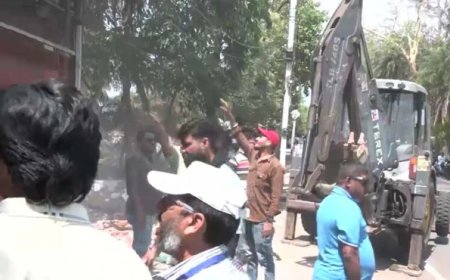 बड़े तालाब के किनारे अवैध निर्माण पर बड़ा एक्शन, 347 बंगलों पर चला बुलडोजर