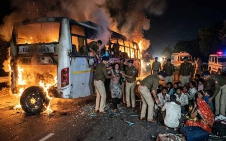 Gwalior में बस हादसा, टायर फटने के बाद लगी आग; पुलिस ने कांच तोड़कर 16 लोगों को बचाया