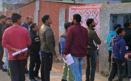 Madhya Pradesh Public Service Commission परीक्षा में सख्ती: सेंटर गेट पर उतरवाए टॉप्स, कलावा भी कटवाया
