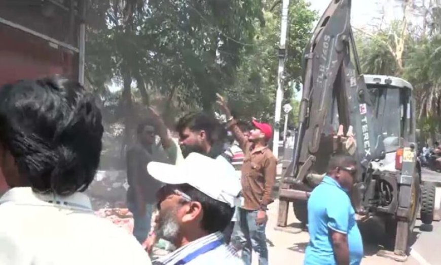 बड़े तालाब के किनारे अवैध निर्माण पर बड़ा एक्शन, 347 बंगलों पर चला बुलडोजर