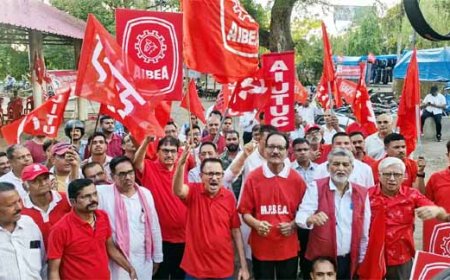 मजदूर दिवस पर भोपाल में गूंजे इंकलाबी नारे, श्रमिकों ने श्रम कानूनों की रक्षा का लिया संकल्प