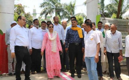 कार्यक्रम स्थल का निरीक्षण करते हुए अधिकारियों को दायित्वों का समय पूर्व निर्वहन करने के कलेक्टर ने दिए निर्देश