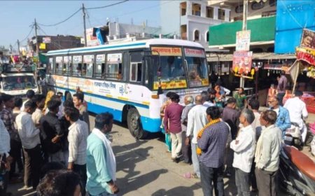 राजगढ़ में अनाज गायब होने पर मजदूर का हंगामा, सड़क पर धरने पर बैठकर रोकी बस