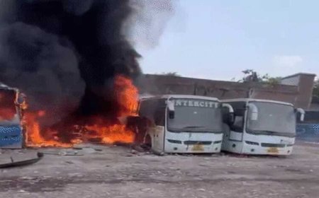 इंदौर में अवैध पार्किंग हादसा: वेल्डिंग के दौरान 5 बसें जलीं, 4 धमाके, गैस सिलेंडर भी फटा