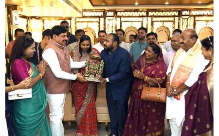 मुख्यमंत्री डॉ. यादव ने केंद्रीय मंत्री डॉ. वीरेंद्र कुमार के पुत्र- पुत्रवधू को दिया सुखद दाम्पत्य जीवन का आशीर्वाद