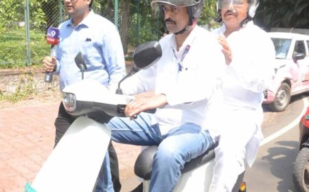 प्रधानमंत्री के आहवान पर लग्जरी कार छोड़ इलेक्ट्रिक स्कूटी से मंत्रालय पहुंचे ऊर्जा मंत्री  तोमर