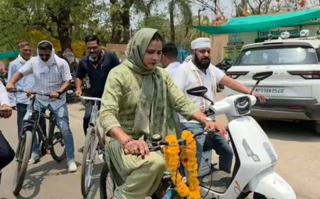 खंडवा में विधायक कंचन तनवे की साइकिल यात्रा चर्चा में, महापौर अमृता यादव ई-कार के साथ हुईं शामिल