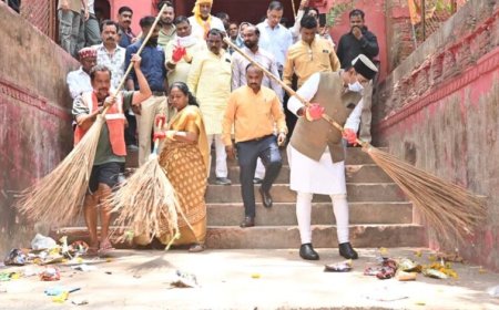 मंत्री विश्वास सारंग ने द्वारका नगर में बावड़ी की सफाई हेतु किया श्रमदान