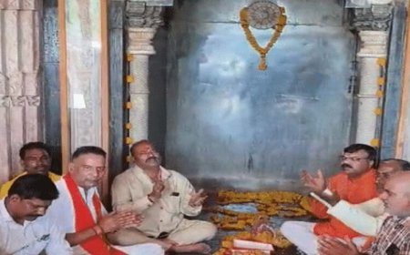 हाईकोर्ट के फैसले के बाद भोजशाला में गूंजा हनुमान चालीसा पाठ, श्रद्धालुओं ने किए मां वाग्देवी के दर्शन
