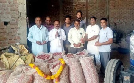 MP में किसानों का अनोखा विरोध, प्याज की बोरियों को पहनाई माला, बोले- खेती घाटे का सौदा
