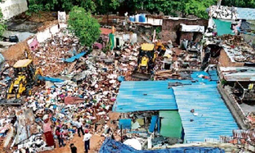 टूटी झुग्गियों पर नया विवाद: शासकीय कर्मचारियों ने भी आवास के लिए किया दावा
