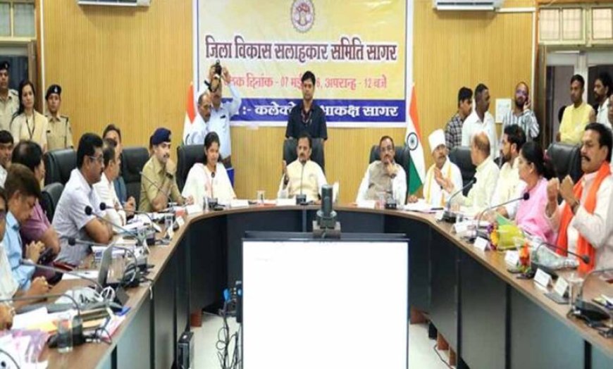आदर्श जिला बनाने के लिए समन्वित प्रयास करें: उप मुख्यमंत्री  शुक्ल