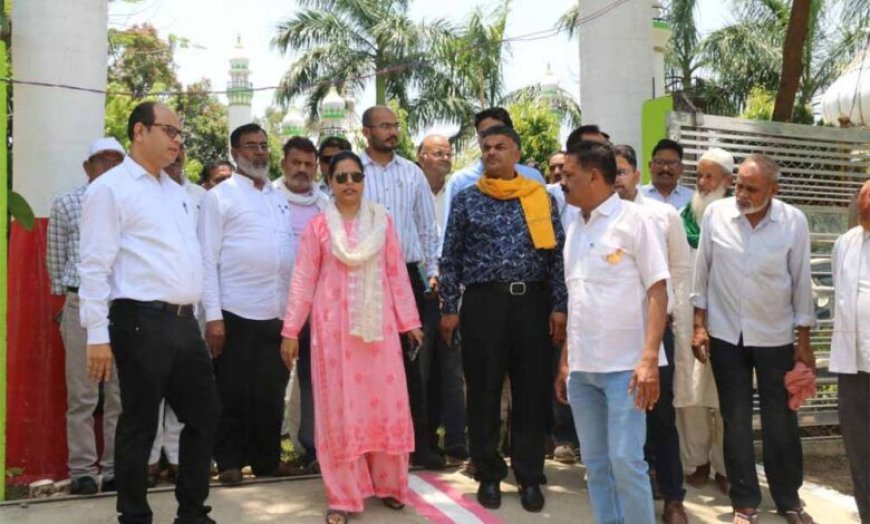 कार्यक्रम स्थल का निरीक्षण करते हुए अधिकारियों को दायित्वों का समय पूर्व निर्वहन करने के कलेक्टर ने दिए निर्देश