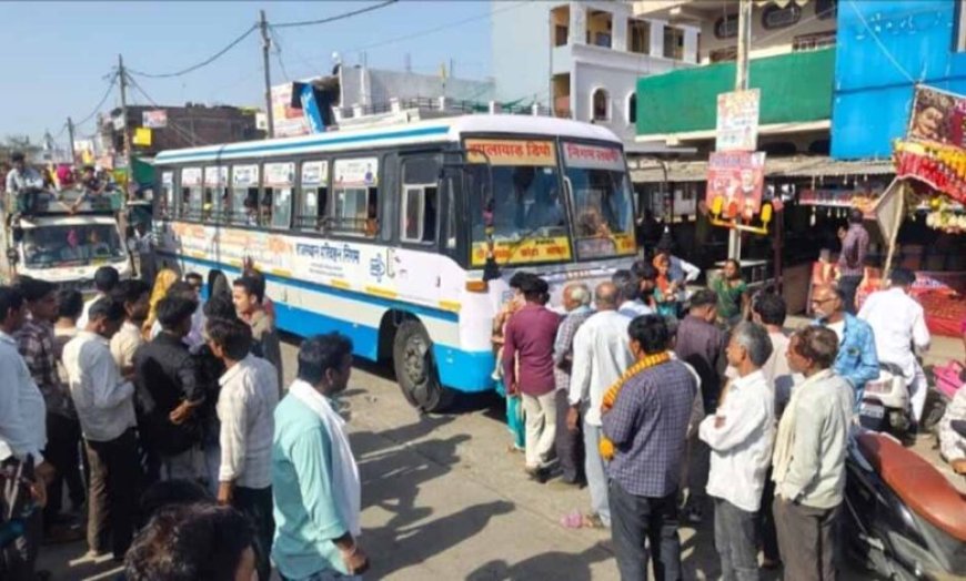 “मेरा गेहूं लौटाओ…” 40 किलो अनाज गायब होने पर सड़क पर बैठा मजदूर, बस रोककर किया हंगामा