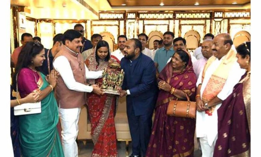 मुख्यमंत्री डॉ. यादव ने केंद्रीय मंत्री डॉ. वीरेंद्र कुमार के पुत्र- पुत्रवधू को दिया सुखद दाम्पत्य जीवन का आशीर्वाद