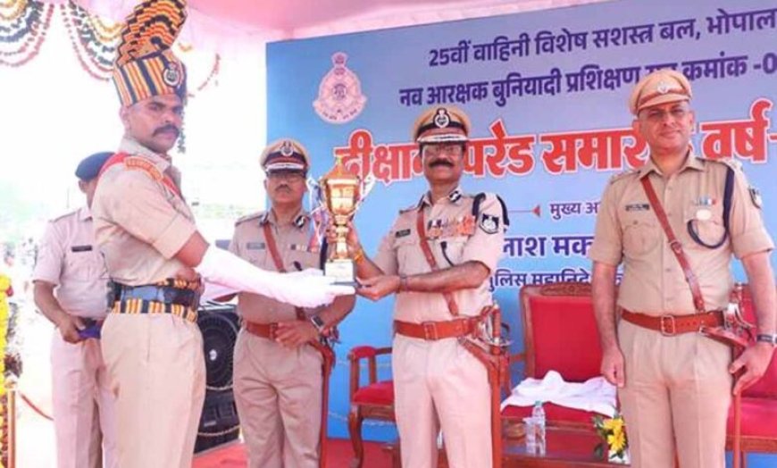 डीजीपी  कैलाश मकवाणा के मुख्य आतिथ्य में विशेष सशस्‍त्र बल के नव आरक्षकों का दीक्षांत समारोह आयोजित