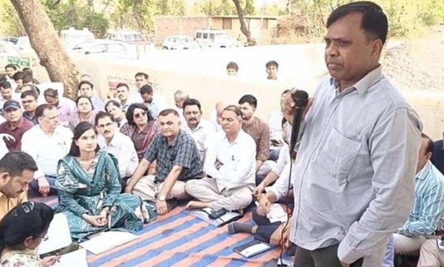 रीवा कलेक्टर का अनोखा दौरा, 42 अफसरों संग नॉन-एसी बस से गांव पहुंचे; टिकुरी में लगाई चौपाल