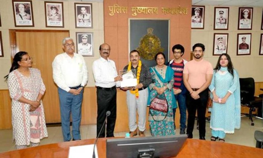 पुलिस मुख्यालय परिवार द्वारा 4 सेवानिवृत्त़ कर्मचारियों को दी गई भावभीनी विदाई