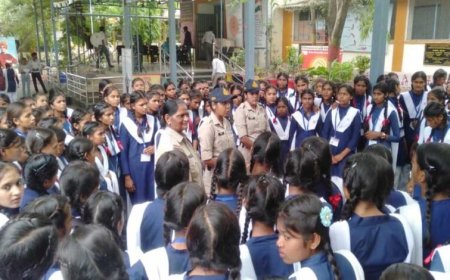 जनजातीय छात्राओं को सुरक्षा और अधिकारों के प्रति किया जा रहा जागरूक
