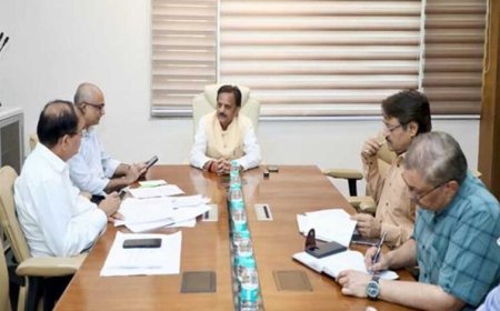 स्वास्थ्य अधोसंरचना विकास कार्य समय-सीमा में गुणवत्ता के साथ पूरे किए जाएँ : उप मुख्यमंत्री  शुक्ल