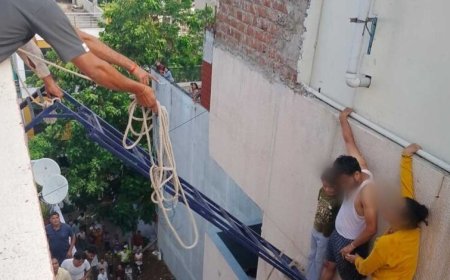 इंदौर के डायल-112 हीरोज इलेक्ट्रिक व्हीकल शो-रूम में लगी आग, संयुक्त रेस्क्यू अभियान चलाकर बिल्डिंग में फँसे लोगों की बचाई जान