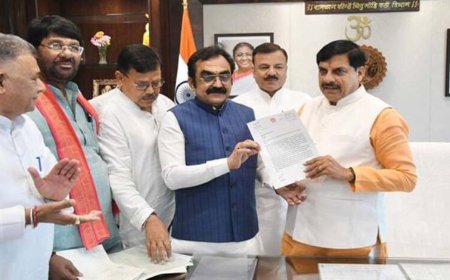 जबलपुर एयरपोर्ट का नाम वीरांगना रानी दुर्गावती के नाम पर रखने का प्रस्ताव, मंत्री राकेश सिंह ने मुख्यमंत्री को सौंपा पत्र