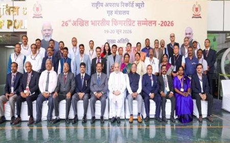 डीजीपी  कैलाश मकवाणा से राष्ट्रीय स्तर पर सम्मानित फिंगरप्रिंट विशेषज्ञ निरीक्षक योगेन्द्र साहू ने की सौजन्य भेंट