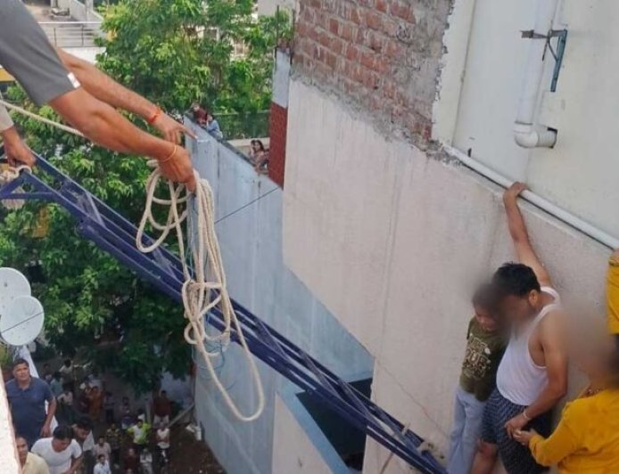 इंदौर के डायल-112 हीरोज इलेक्ट्रिक व्हीकल शो-रूम में लगी आग, संयुक्त रेस्क्यू अभियान चलाकर बिल्डिंग में फँसे लोगों की बचाई जान
