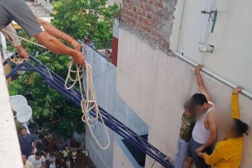 इंदौर के डायल-112 हीरोज इलेक्ट्रिक व्हीकल शो-रूम में लगी आग, संयुक्त रेस्क्यू अभियान चलाकर बिल्डिंग में फँसे लोगों की बचाई जान