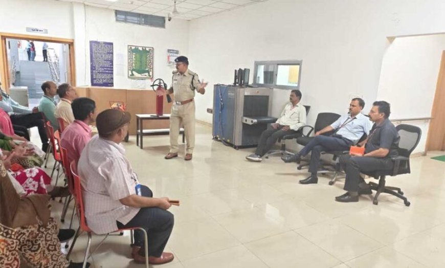 पुलिस मुख्यालय में सुरक्षाकर्मियों को दिया फायर सेफ्टी का प्रशिक्षण